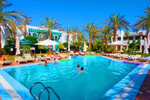 Bazén v ubytování Falcon Hills Hotel nebo v jeho okolí