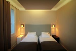 Een bed of bedden in een kamer bij Hôtel Amirauté
