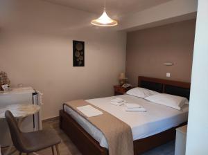 Postel nebo postele na pokoji v ubytování Ενοικιαζόμενα Δωμάτια Ενιπεύς- Rooms Enipeas