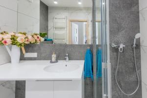 łazienka z umywalką i prysznicem w obiekcie HollyŁódź Apartment NETFLIX w Łodzi