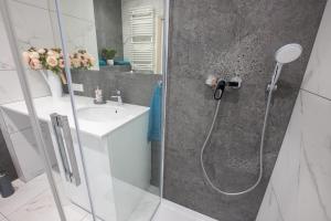 Kúpeľňa v ubytovaní HollyŁódź Apartment NETFLIX + 13 fotografií