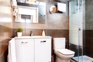 Kúpeľňa v ubytovaní Feelathome Plaza Apartments + 37 fotografií