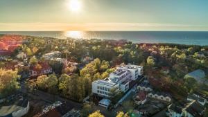 z góry widok na miasto z drzewami i ocean w obiekcie Molo Park Aparthotel w mieście Mielno