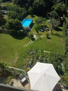 una vista aérea de una sombrilla blanca y una piscina en Conca Verde Appartaments en Bellagio