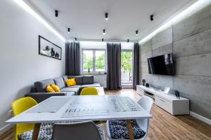 Televízia a/alebo spoločenská miestnosť v ubytovaní Apartament Żeglarska Loft U4 + 9 fotografií