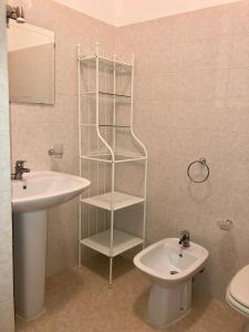 Ένα μπάνιο στο Oceania Apartments
