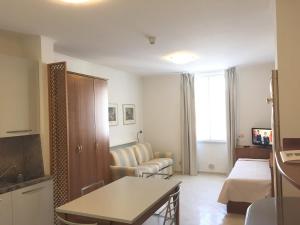 sala de estar con sofá y mesa en Genovese Villa Elena Residence, en Varazze