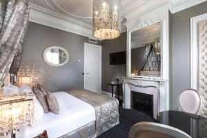 Postel nebo postele na pokoji v ubytování Hotel Claridge Paris
