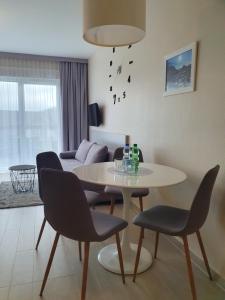uma sala de estar com mesa e cadeiras em Apartament Sienna Czarna Góra STUBAI 5 em Sienna