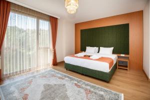 سرير أو أسرّة في غرفة في Armoni Deluxe Suites Trabzon