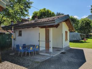 a small house with a table and chairs at Bungalows in Camping Solarium in Domaso
