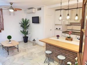 A kitchen or kitchenette at Duplex juderia de Cordoba by JITKey