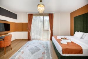 เตียงในห้องที่ Armoni Deluxe Suites Trabzon