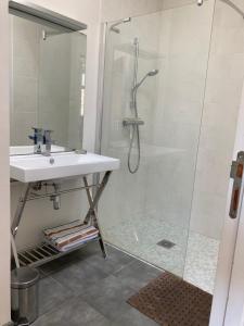 a bathroom with a sink and a shower at Maison contemporaine Oléron in Saint-Denis-dʼOléron