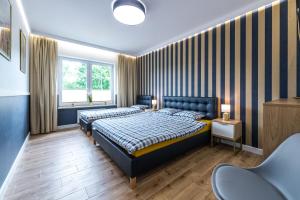 um quarto com uma cama e uma janela em Golden Apartament - Żeglarska em Giżycko