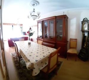 comedor con mesa y reloj en La guardia ll, en A Guarda