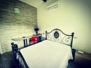 A bed or beds in a room at Casa vacanze gli ulivi