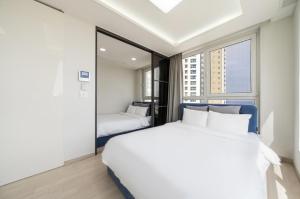 Tempat tidur dalam kamar di The Mark Sokcho Residence hotel