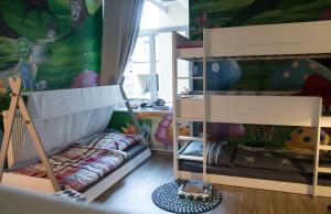 Zimmer mit Etagenbett und Wandbild in der Unterkunft KINDheitstRAUM in Erfurt