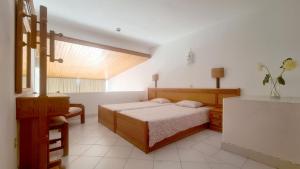 een slaapkamer met een bed in een witte kamer bij Albufeira, Cerro Branco (41) in Albufeira