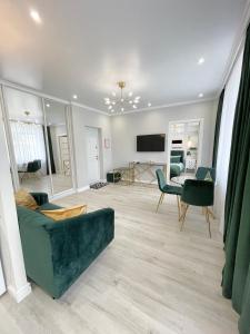 sala de estar con sofá y mesa en Luxury Emerald Apartments, en Irpín