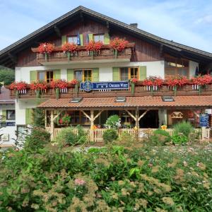 um edifício com flores nas varandas em Gasthof Oberer Wirt em Elisabethszell