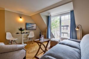 ein Wohnzimmer mit einem Bett und einem Fenster in der Unterkunft Mimosa House in Westerland