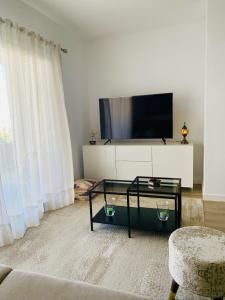 a living room with a tv and a coffee table at ESTUPENDO APARTAMENTO ENTERO in Marbella