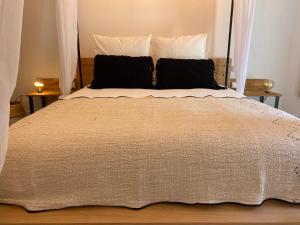 um quarto com uma cama grande e almofadas pretas em My Pad Provence 7 em Avignon