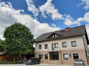 Budova, kde se penzion nachází + 4 fotografie
