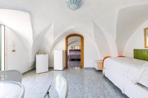 ein Schlafzimmer mit einem Bett und einem Spiegel in der Unterkunft Villino Salsedine by BarbarHouse in Nardò