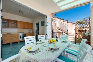 eine Küche und ein Esszimmer mit Tisch und Stühlen in der Unterkunft Villino Salsedine by BarbarHouse in Nardò + 18 Fotos