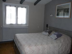 カルナックにあるAuberge Le Ratelierのベッドルーム1室(大型ベッド1台、枕2つ付)