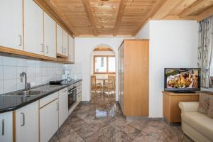 eine Küche mit einer Spüle und einer Arbeitsplatte in der Unterkunft Eguia in Wolkenstein in Gröden