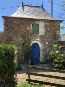 VaradesにあるGîte La Grande Menuèreの青い扉付きの小さな石造りの建物