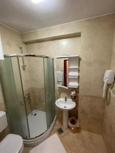 un bagno con doccia, lavandino e WC di Apartments Stari Ribar a Budua Altre 27 foto