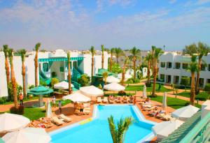 een luchtzicht op een resort met een zwembad bij Falcon Hills Hotel in Sharm El Sheikh
