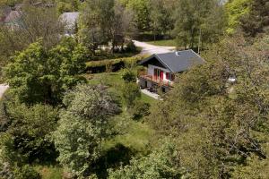 - une vue aérienne sur une maison dans les bois dans l'établissement Chalet les airelles, à Labaroche