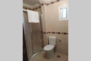 un baño con inodoro y ducha en La Luz de Vejer, en Vejer de la Frontera 9 fotos más