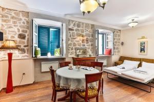 a living room with a table and a couch at apartman 367 in Kotor