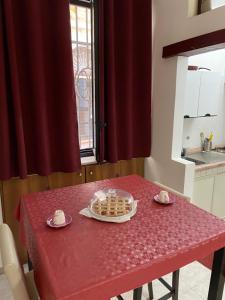 una mesa roja con una cesta encima en Il vicoletto, en Brindisi