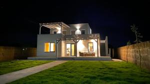 穆里吉奥尔Vila Lac的夜晚亮着灯的房子