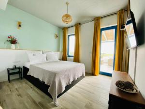 - une chambre avec un lit et une grande fenêtre dans l'établissement Vila Lac, à Murighiol