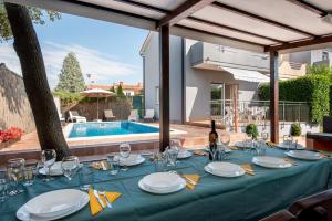 Bazén v ubytovaní Holiday House Dora alebo v jeho blízkosti
