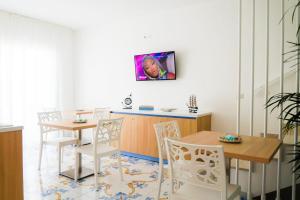 uma sala de jantar com mesa e cadeiras em Mareluce B&B em Porto Cesareo