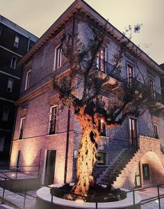 eine Statue eines Baumes vor einem Gebäude in der Unterkunft B&B Palazzo Storico Di Nicola in Pescara