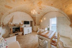 Een zitgedeelte bij Tre Archi Suite & Relais