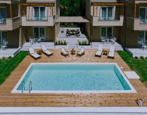 uma imagem de uma piscina num edifício em Alion apartments em Prinos