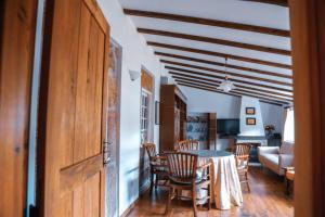 a kitchen and dining room with a table and chairs at Villa Oliveira in Melo