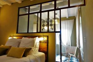 - une chambre avec un grand miroir au-dessus d'un lit dans l'établissement A Villa di Rutali, à Rutali